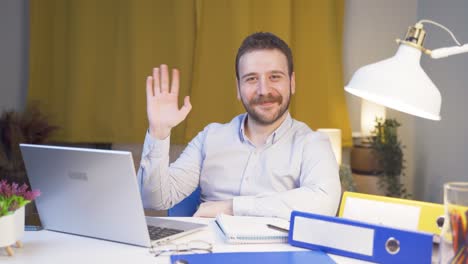 Hombre-Trabajador-De-Oficina-En-Casa-Saludando-A-La-Cámara.