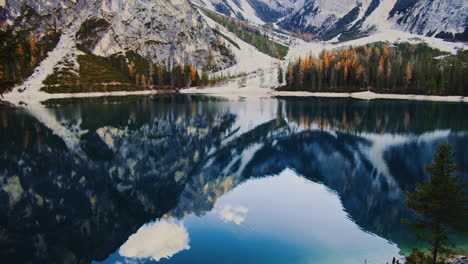 lago braies en italia
