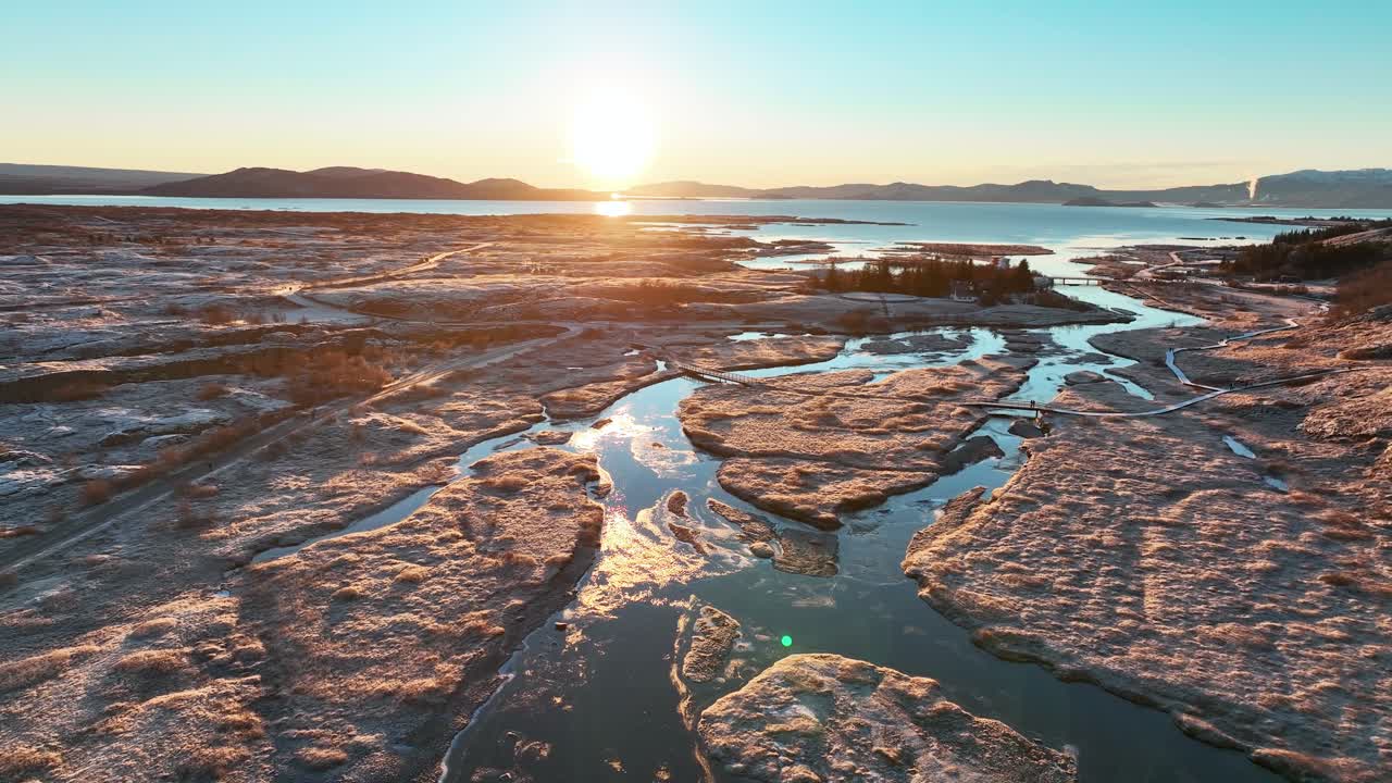 Alba dorata sopra il lago nel Parco Nazionale di Thingvellir, Islanda del Sud.