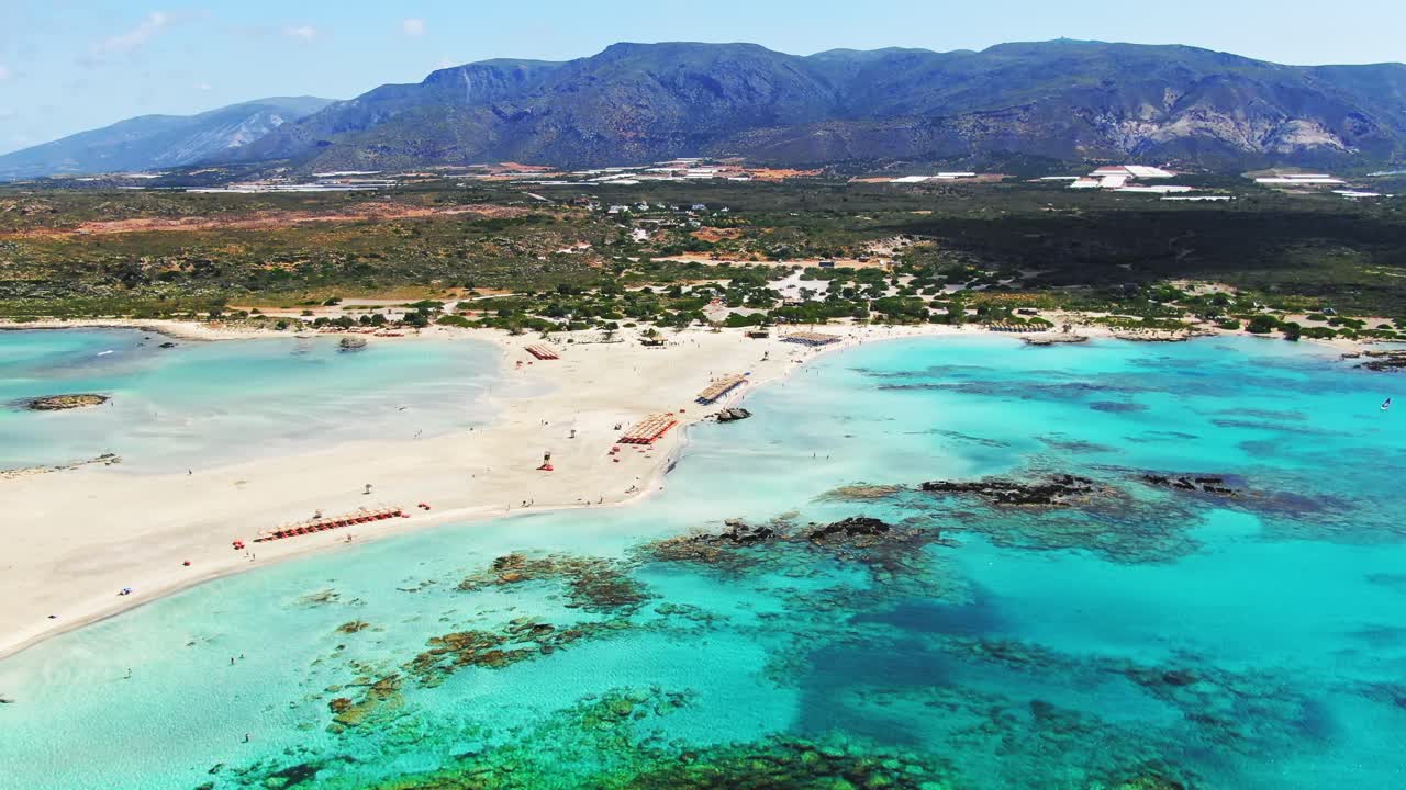 Una playa impresionante con agua cristalina a ambos lados. Paisaje de montaña al fondo. Creta, Grecia