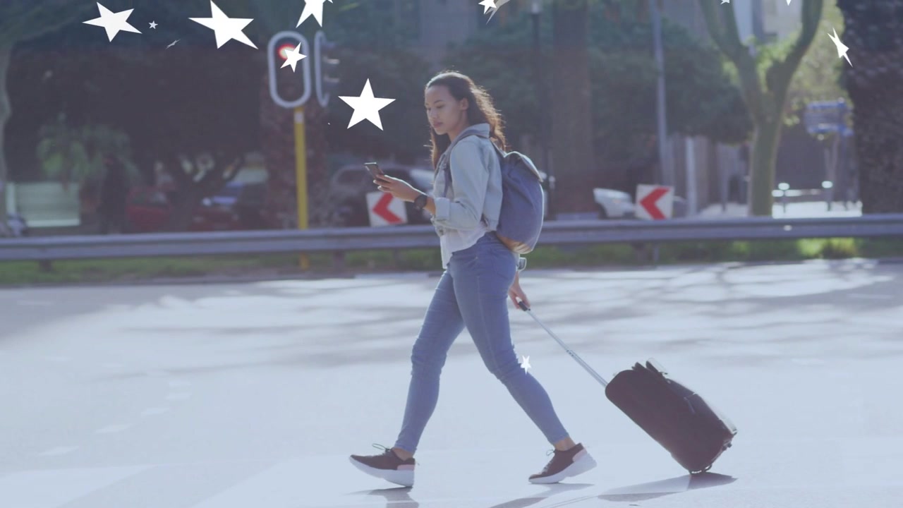 Mujer caminando por la carretera arrastrando una maleta, revisando el teléfono, con estrellas que brillan con el movimiento para viajar.