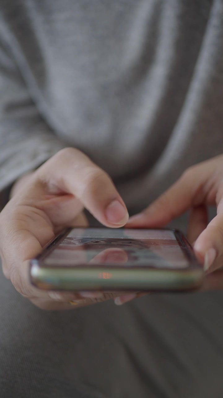 Nærbilde av hender som skriver og scroller på en smarttelefon