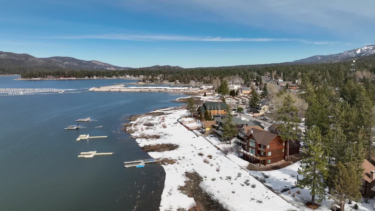 vista del lago con montañas bosques de nieve y algunos edificios en la montaña big bear ca parte 2