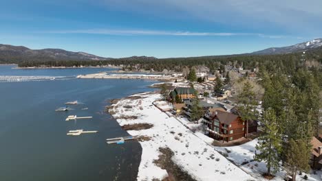 Vista-Al-Lago-Con-Montañas,-Bosques-Nevados-Y-Algunos-Edificios-En-Big-Bear-Mountain-Ca-Parte-2