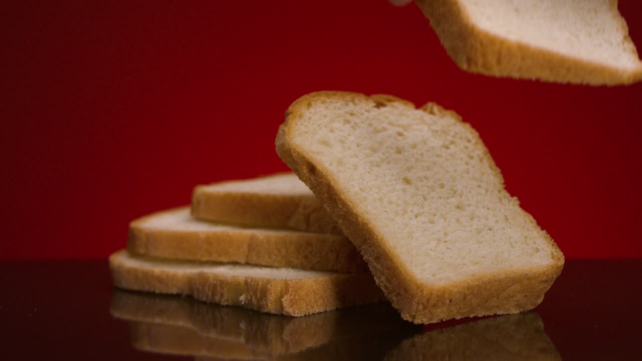 pan en rebanadas sobre un fondo rojo