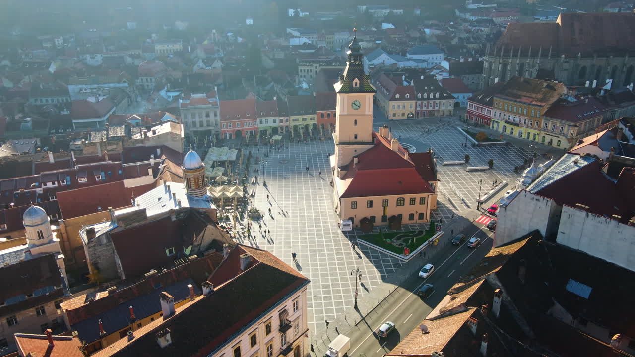 Lotniczy widok z drona na Rynek Ratuszowy w Braszowie, Rumunia. Stare centrum miasta z Muzeum Historii Żupanii, budynkami i ludźmi