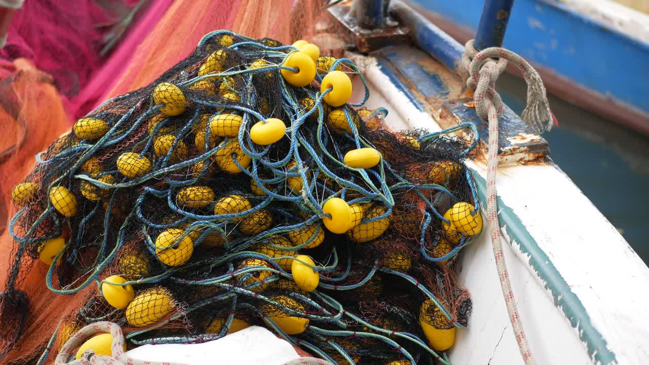 red de pesca en un barco