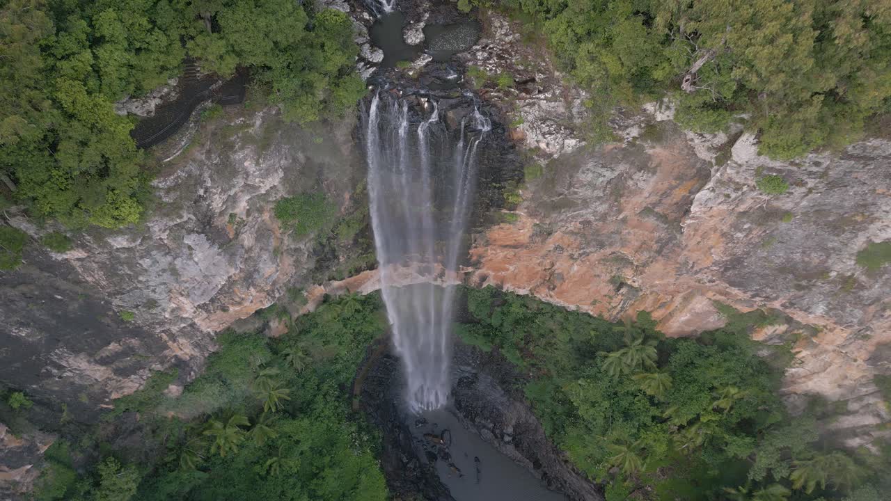 vista aérea de las cataratas purling brook en el parque nacional springbrook, interior de la costa dorada, queensland, australia