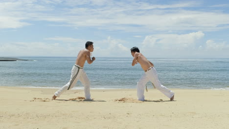 Zwei-Männer-Tanzen-Capoeira-Am-Strand