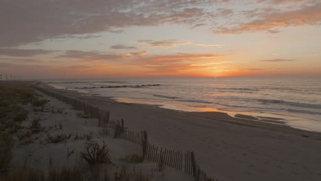 Precioso-Amanecer-En-La-Playa-En-Ocean-City,-Nueva-Jersey