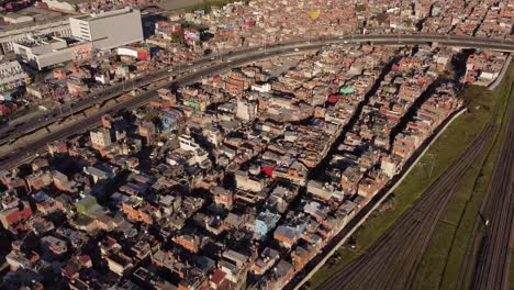 Villa-31-Barrio-Pobre-Al-Lado-Del-Ferrocarril,-Buenos-Aires