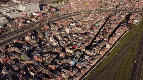 villa 31 barrio pobre al lado del ferrocarril, buenos aires