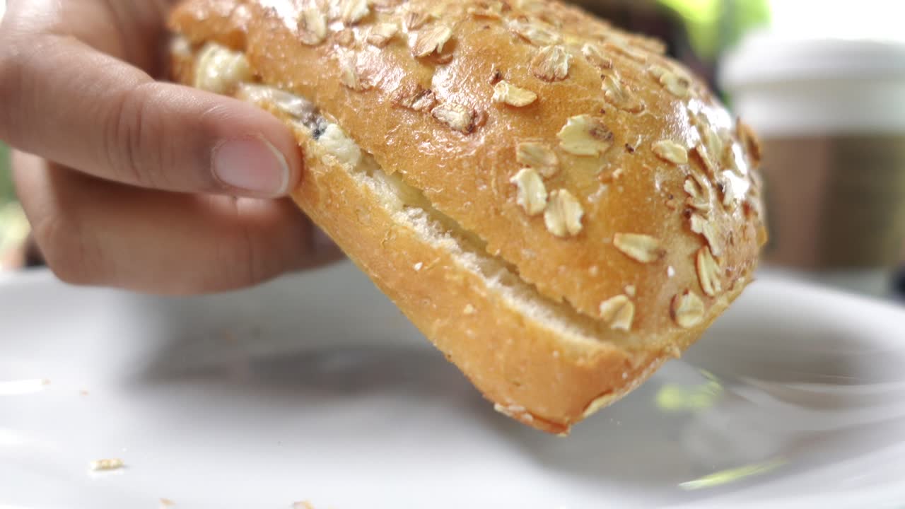 Persona che mangia un panino