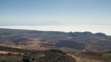 Paisaje-Volcánico-Seco-Y-árido-Y-Teleférico,-Cráter-Debajo-Del-Pico-Del-Teide-En-Tenerife,-Islas-Canarias