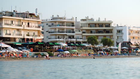 Complejo-Lleno-De-Gente-En-La-Playa