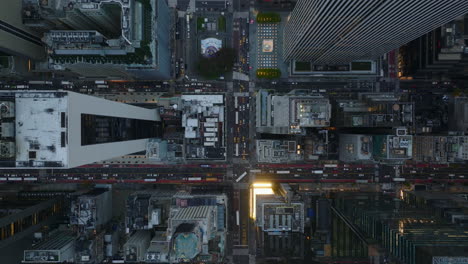 Vista-Aérea-De-Pájaros-Arriba-Hacia-Abajo-Vista-Panorámica-Del-Atasco-De-Tráfico-En-La-Avenida-Y-Las-Calles-Circundantes-En-El-Centro.-Manhattan,-Ciudad-De-Nueva-York,-Estados-Unidos