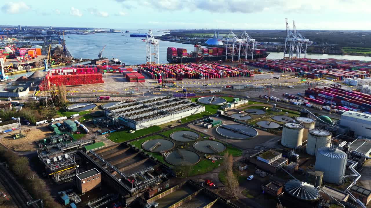 Panorama-Luftaufnahme per Drohne vom Industriehafen für Frachtschifffahrt in Southampton, England. An einem schönen, sonnigen, bewölkten Wintertag mit dem Fluss im Blick und den umliegenden Fabriken.