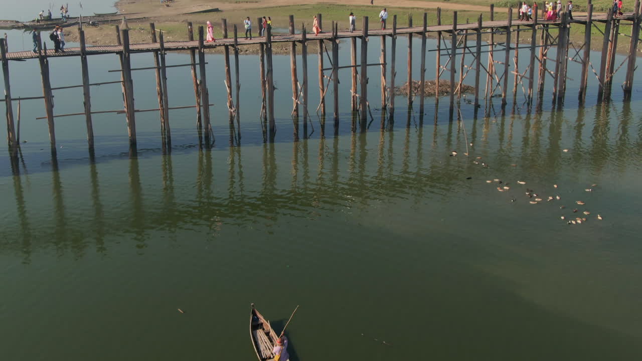 hombre en canoa, puente u-bein, mandalay, myanmar, toma aérea de establecimiento