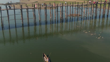 Hombre-En-Canoa,-Puente-U-bein,-Mandalay,-Myanmar,-Toma-Aérea-De-Establecimiento