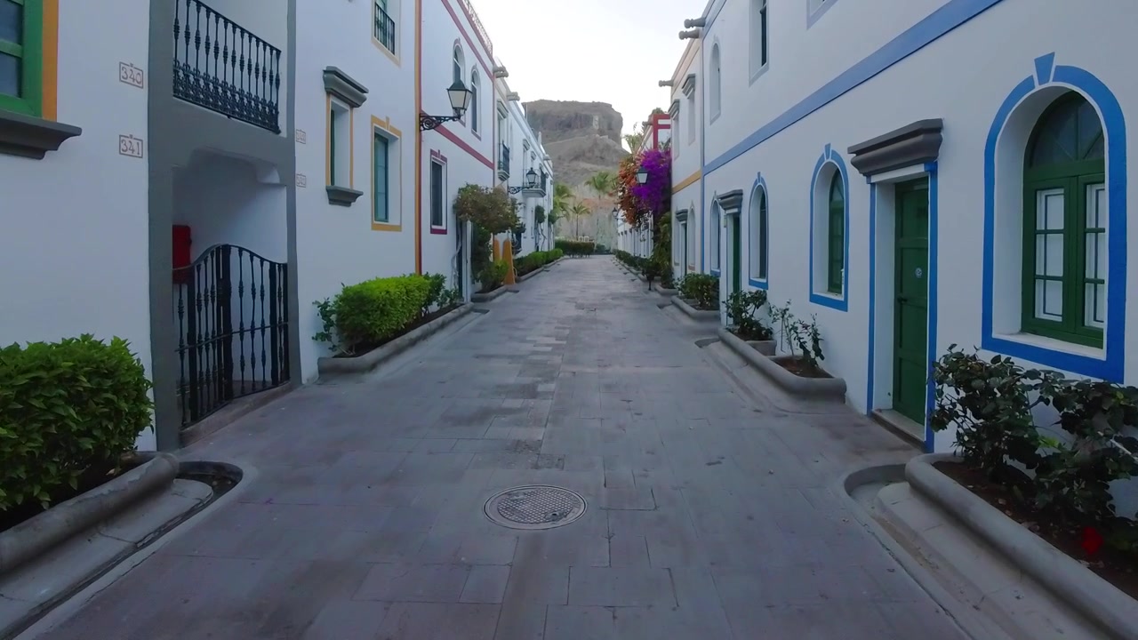 Camminando per le strade vuote della pittoresca Puerto Mogan a Gran Canaria al mattino