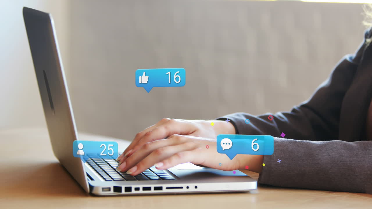 animación del procesamiento de datos de las redes sociales sobre una mujer de negocios caucásica usando una computadora portátil