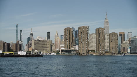 Barco-Pasando-Por-El-Horizonte-De-Manhattan-En-East-River,-Nueva-York,-EE.UU.