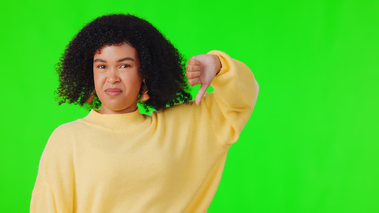 cara, pantalla verde y mujer con los pulgares hacia abajo