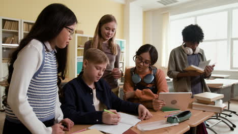 students collaborating and studying together in a classroom