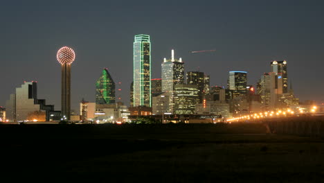 Las-Luces-De-La-Ciudad-Iluminan-El-Horizonte-De-Dallas-En-La-Noche-1