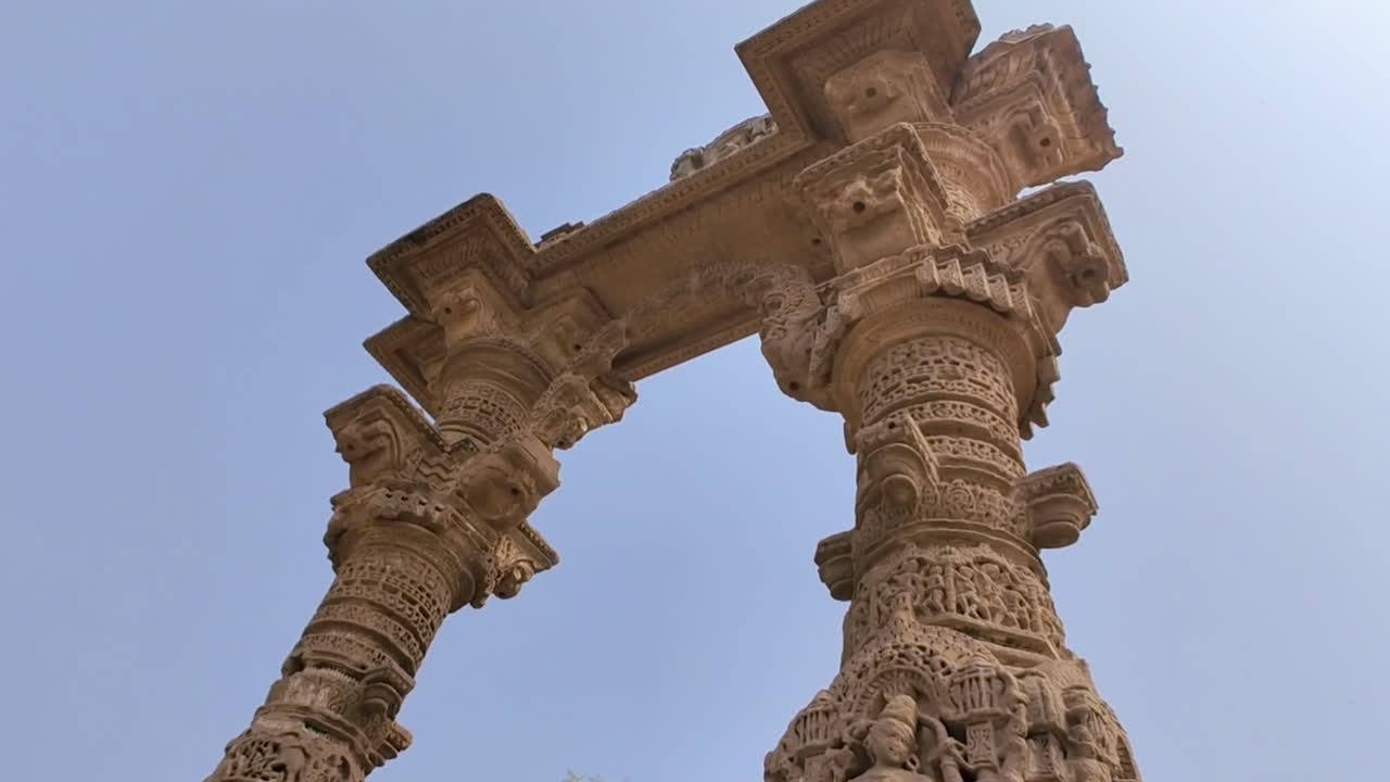 Narsinh Maheta Ni Chowri Vadnagar Gujarat India, pilastri ad arco in pietra visti dal basso, architettura di antichi monumenti indù, sculture dettagliate, punto di riferimento storico, sito religioso all'aperto