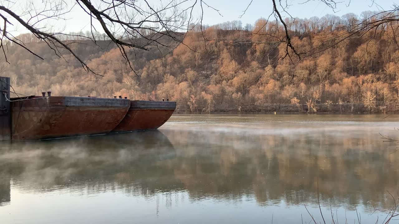 피츠버그 근처의 알레게니 강에 있는 강 바지