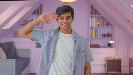 un joven indio orgulloso saludando