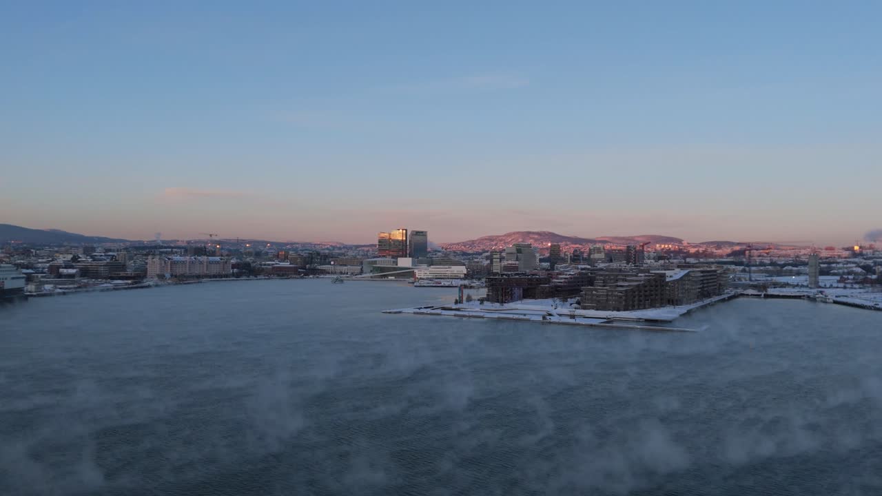 vista de la hora azul sobre bjorvika en el distrito de centrum de oslo, noruega