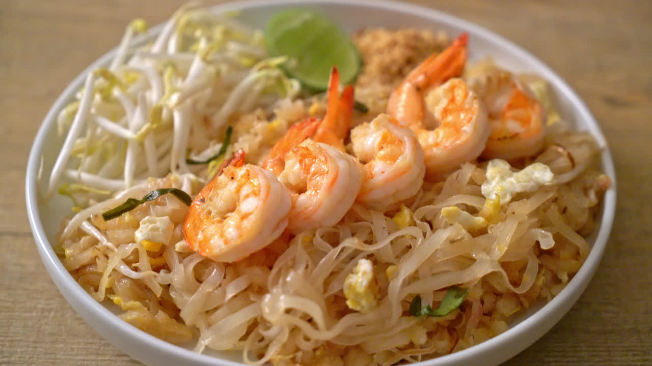 fideos salteados con camarones y brotes o pad thai - estilo de comida asiática
