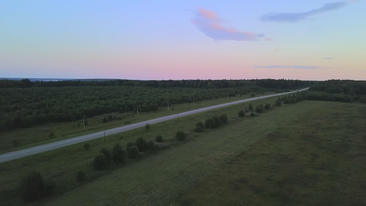 해가 지는 시골 도로