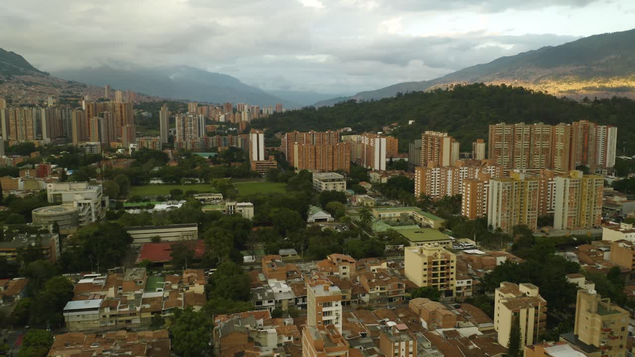 Vista aérea de edifícios de apartamentos numa bela cidade montanhosa.