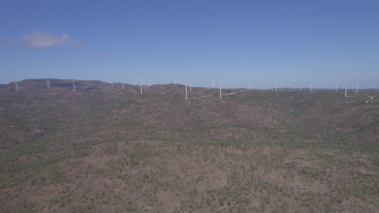 turbinas eólicas que generan energía eólica en un paisaje montañoso en arriga, queensland, australia