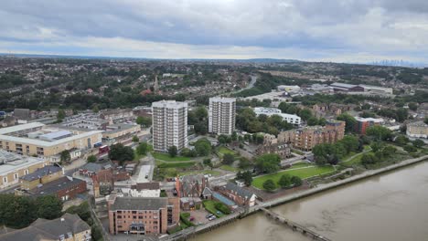 Erith-Town-En-Kent-Uk-Drone-Pull-Back-Revela-Imágenes-4k