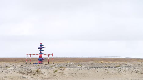 plataforma petrolera en un paisaje desértico