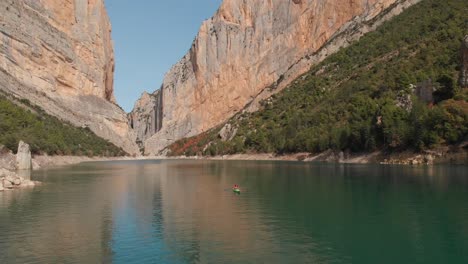 toma aérea de un kayak con un dron en medio de un estrecho paisaje impresionante