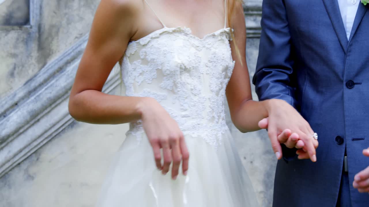 신랑과 신부가 손을 잡고 4k 4k