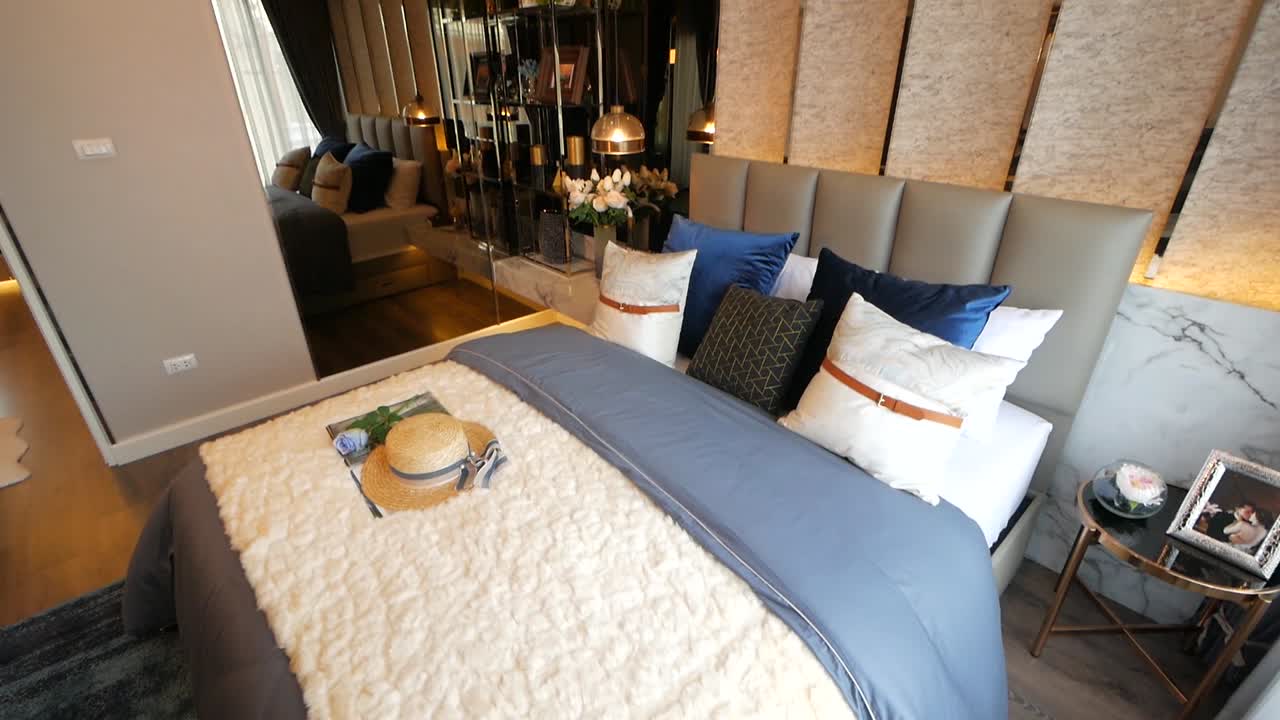 우아한 어두운 톤의 침실 인테리어 디자인