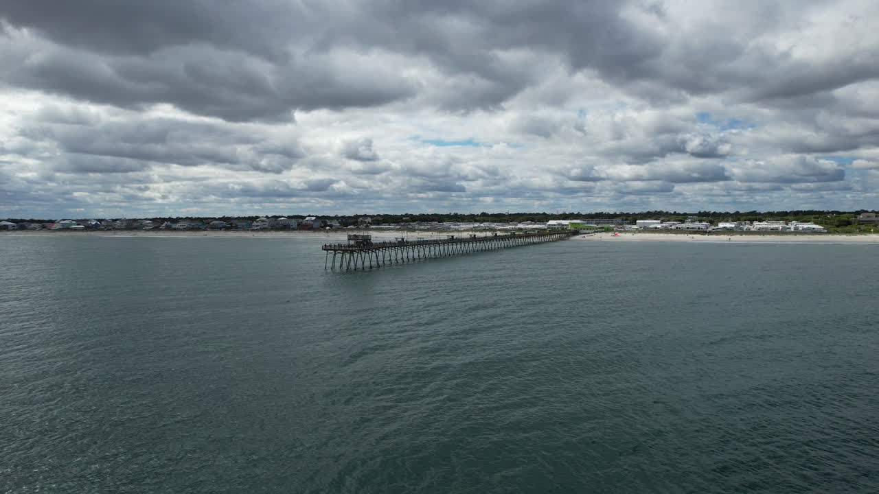 천천히 날아가는 드론은 bogue inlet pier, emerald island nc에서 촬영되었습니다.