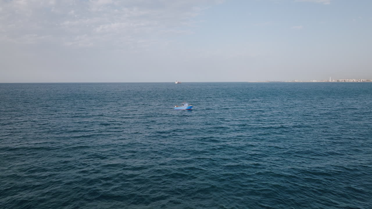 이탈리아 바리 연안에 있는 파란 어선에 접근하는 항공 영상