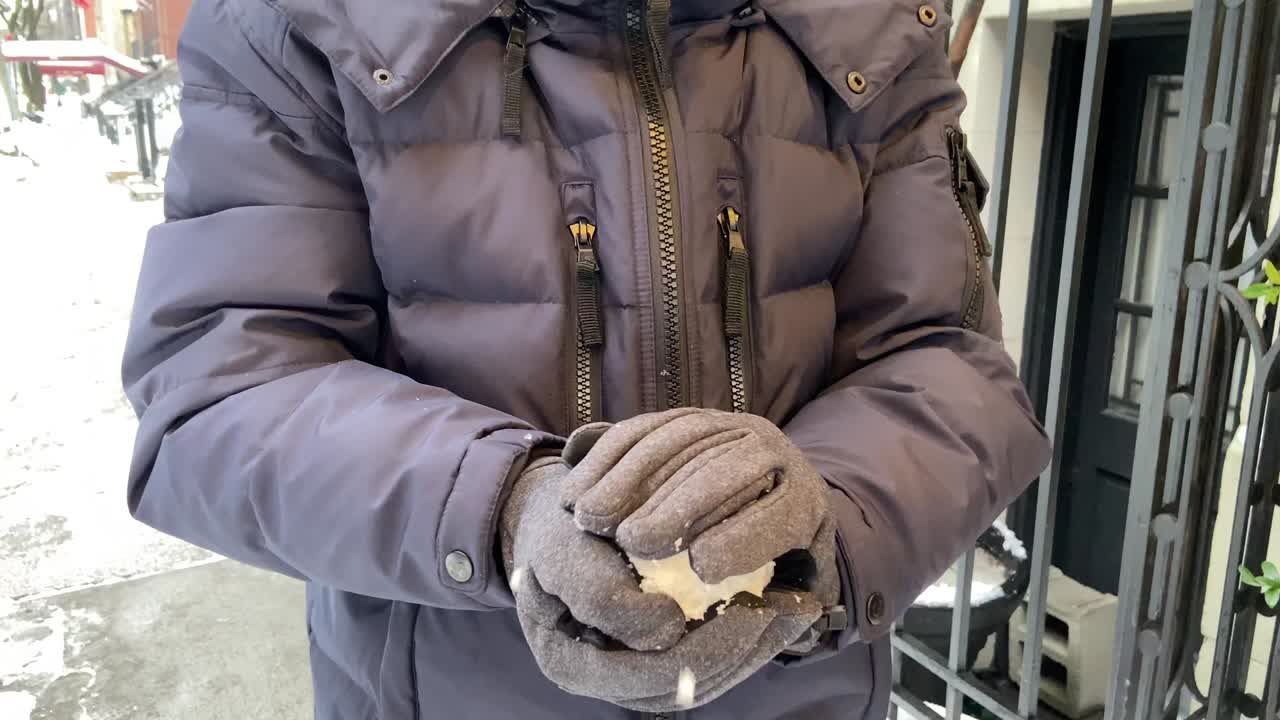 손이나 장갑을 착용하여 스노우볼을 만드는 것