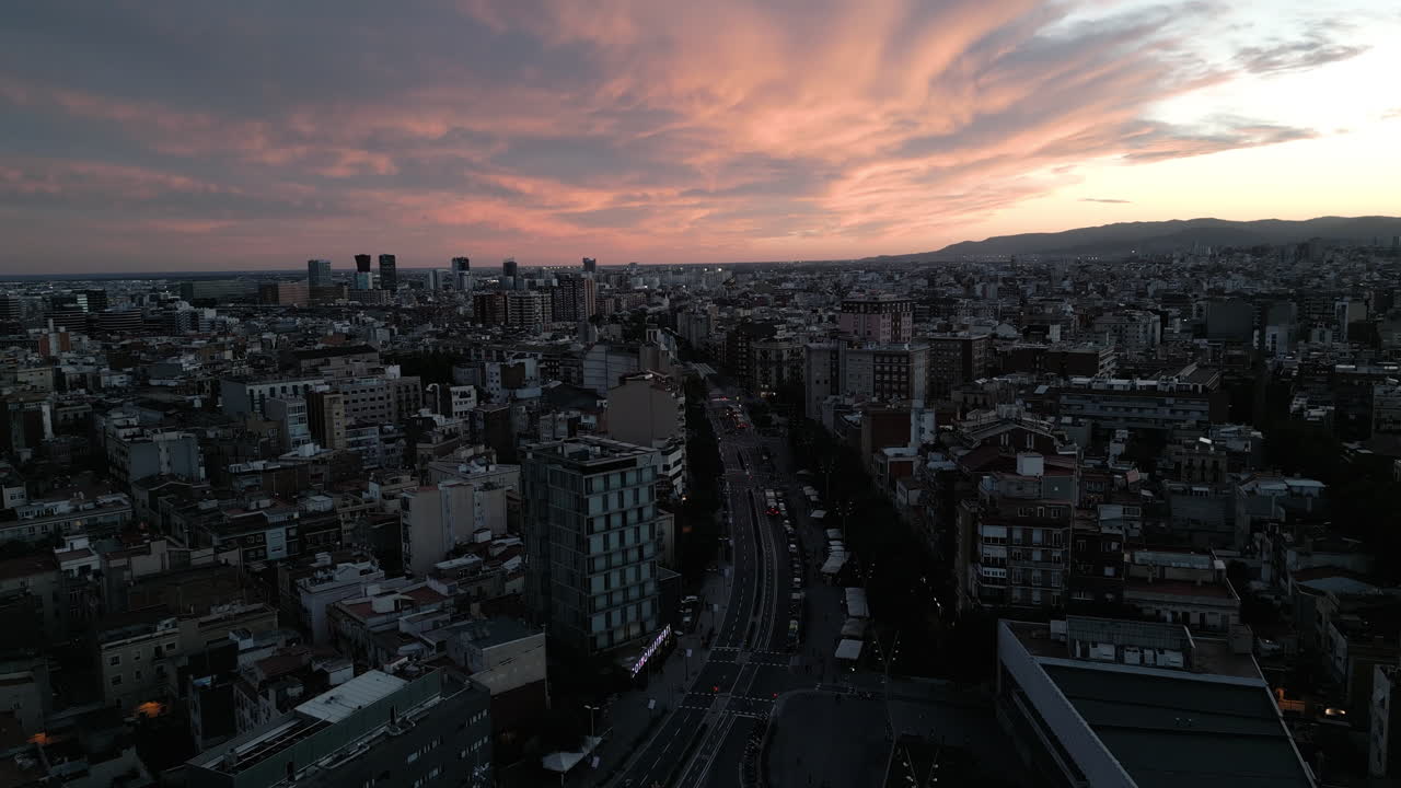 puesta de sol nublado creciente drone disparó sobre el paisaje urbano en barcelona, españa