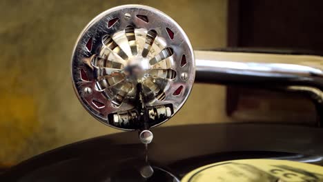 gramófono antiguo tocando un viejo disco de vinilo