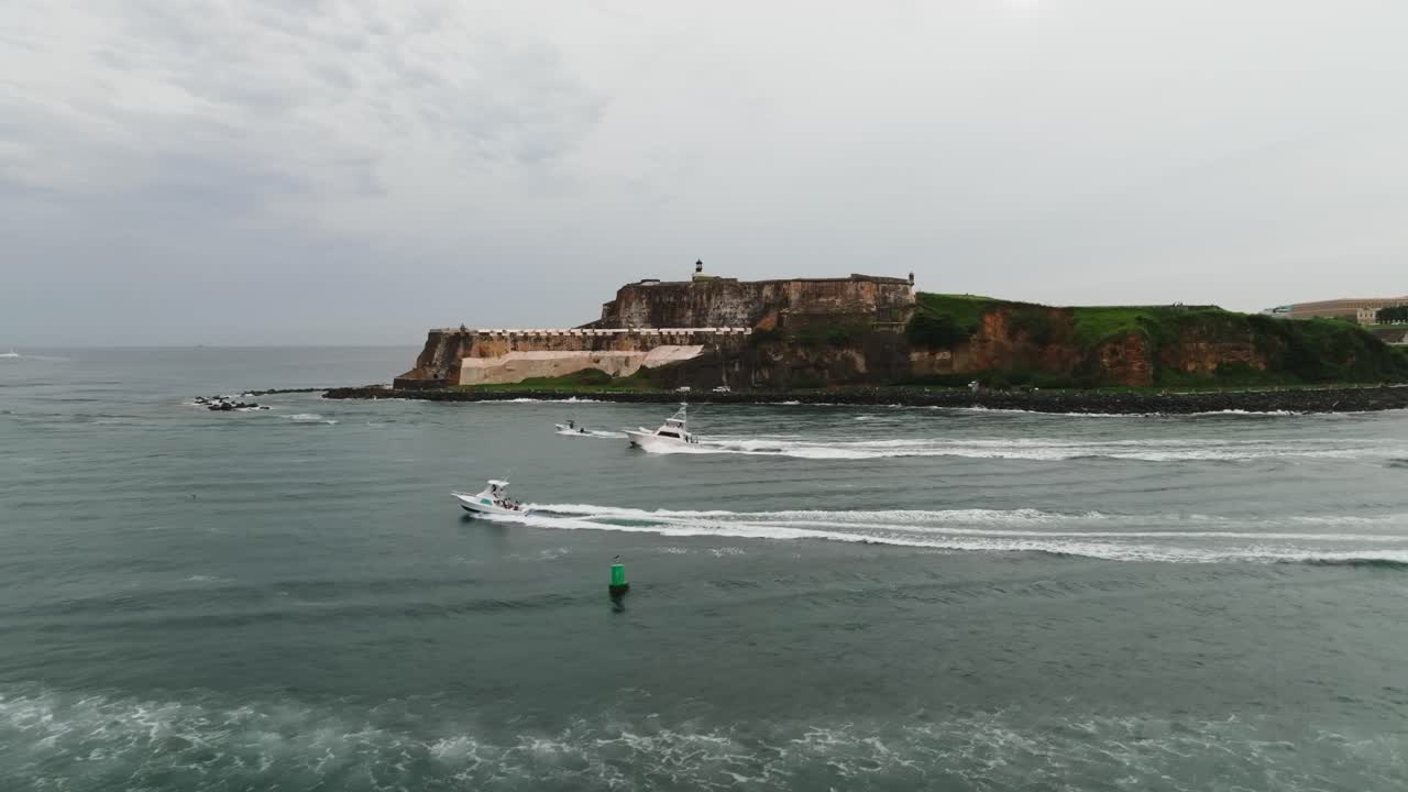 Barca che lascia la baia di Old San Juan in occasione del 70° Torneo Internazionale di Pesca al Billfish 9