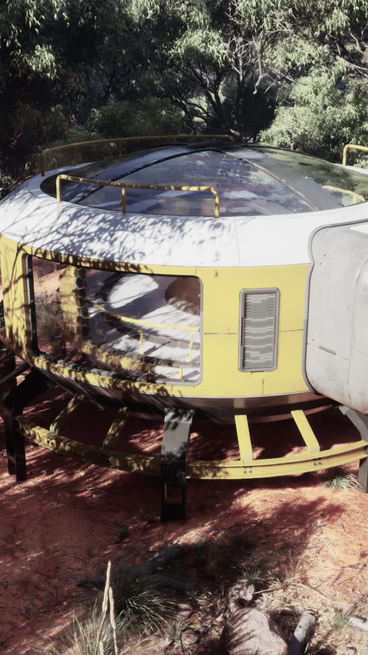 사막 숲에 착륙하는 미래의  하우스