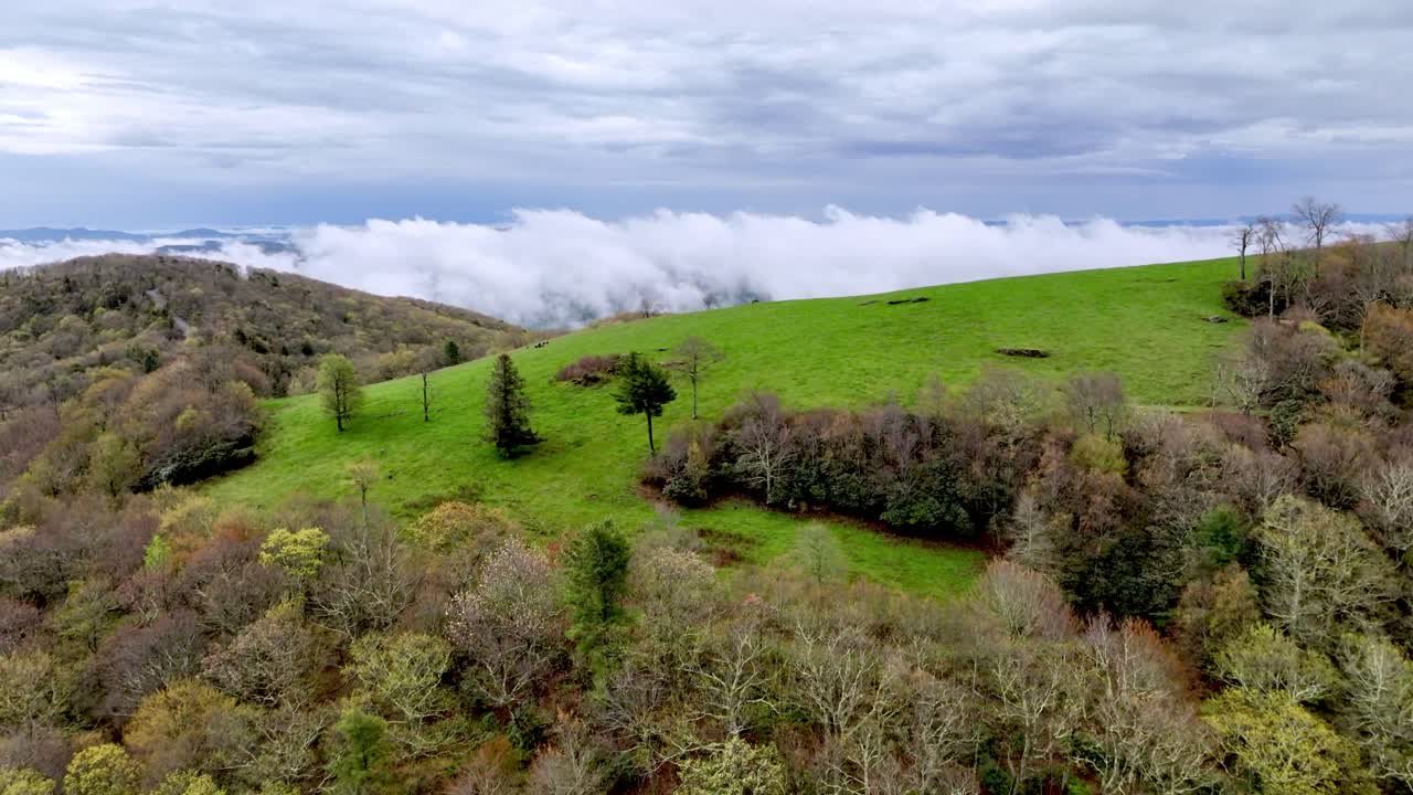 cima de la colina en primavera en las montañas de blue ridge cerca de boone nc y soplando roca carolina del norte